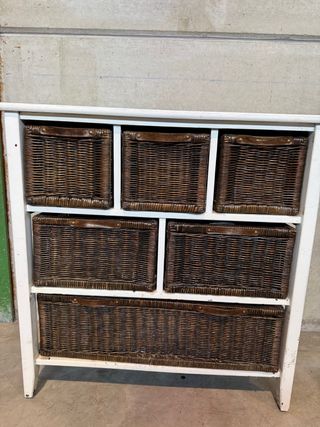Mueble de madera y mimbre con 6 cestas