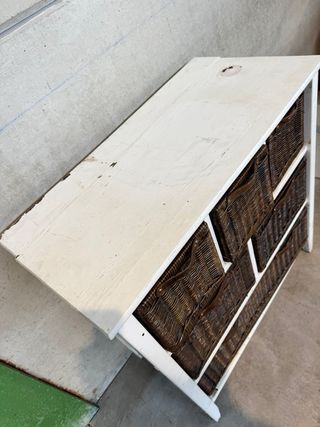 Mueble de madera y mimbre con 6 cestas