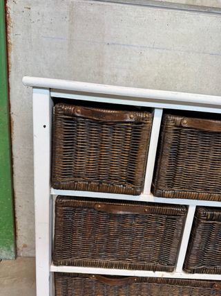 Mueble de madera y mimbre con 6 cestas