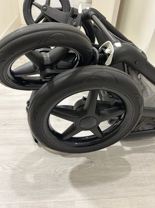 Bugaboo Fox 2 con 2 cubiertas, colchoneta y bolso.