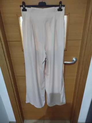 Pantalón talle alto pata ancha beige. Sin estrenar