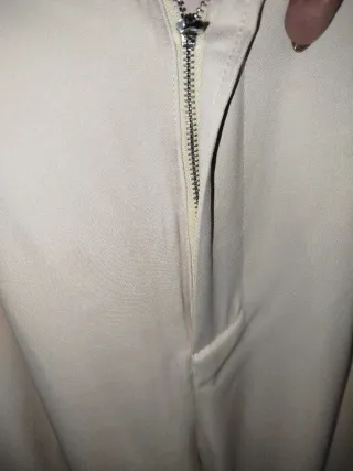 Pantalón talle alto pata ancha beige. Sin estrenar