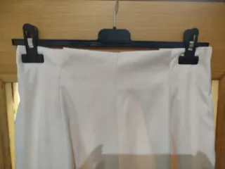 Pantalón talle alto pata ancha beige. Sin estrenar