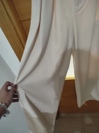 Pantalón talle alto pata ancha beige. Sin estrenar