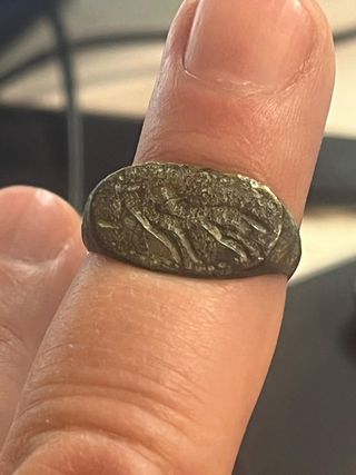 Anello antico con incisioni