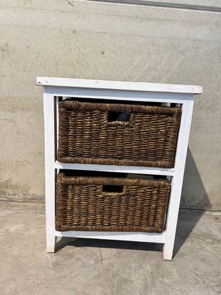 Mueble de madera con cestas de mimbre