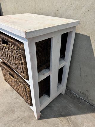 Mueble de madera con cestas de mimbre