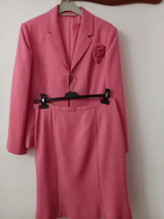 Conjunto chaqueta y falda rosa