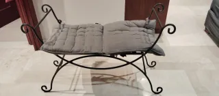 Banco de hierro forjado con cojín gris