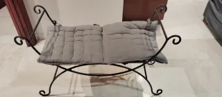 Banco de hierro forjado con cojín gris