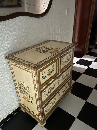 Cómoda de madera pintada a mano