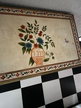 Cómoda de madera pintada a mano