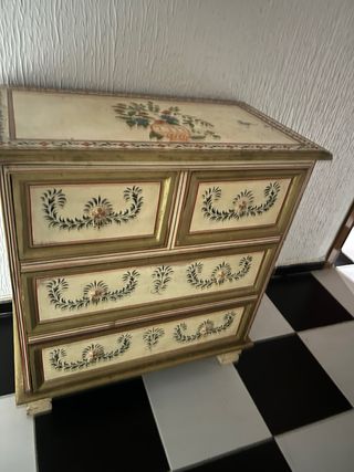 Cómoda de madera pintada a mano