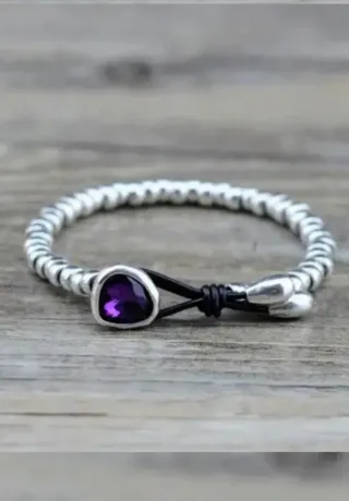 Pulsera plateada con piedra morada