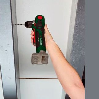 ATORNILLADOR INCLINABLE DE IMPACTO BATERÍA