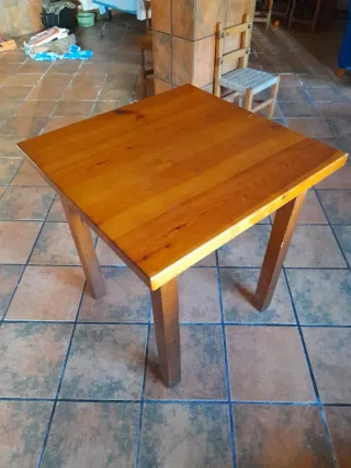 Sillas y mesas de madera: restaurante y merendero