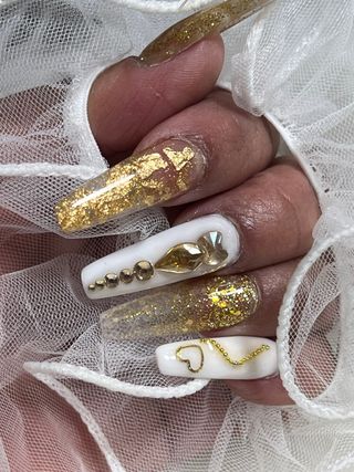Uñas acrílicas oro y blanco negro