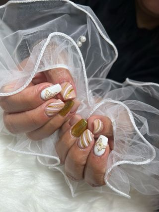 Uñas acrílicas oro y blanco negro