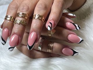 Uñas acrílicas oro y blanco negro