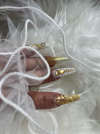 Uñas acrílicas oro y blanco negro