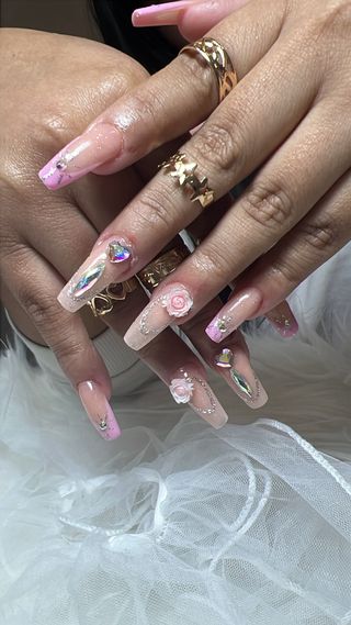 Uñas acrílicas oro y blanco negro