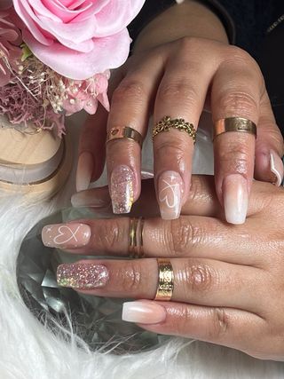 Uñas acrílicas oro y blanco negro