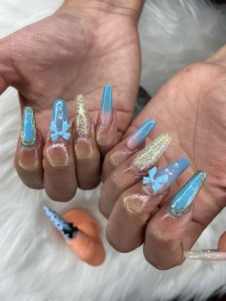 Uñas acrílicas oro y blanco negro
