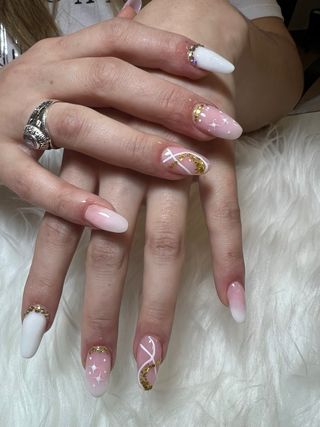 Uñas acrílicas oro y blanco negro