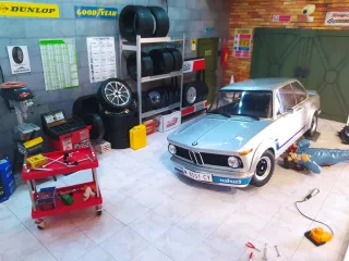 Maqueta BMW 2002 Turbo 1:18 Minichamps