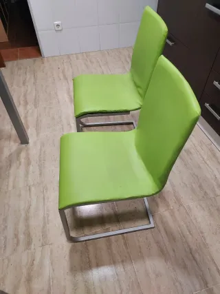 Sillas de cocina verdes y plateadas