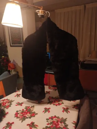 Bufanda negra de pelo sintético