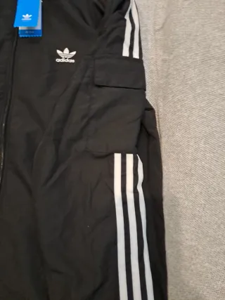 Chaqueta Cortavientos Adidas Negra con Rayas