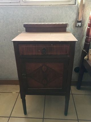 Mesilla de noche antigua de madera