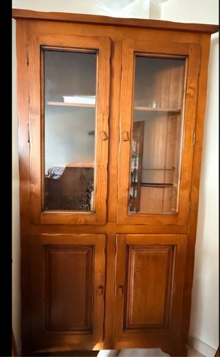 Aparador de madera con puertas de cristal