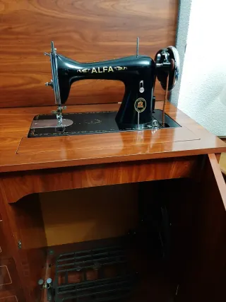 Máquina de coser Alfa vintage de madera