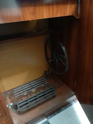 Máquina de coser Alfa vintage de madera