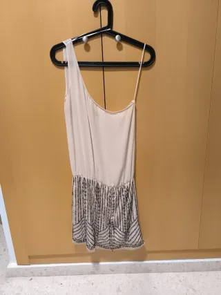Vestido beige asimétrico con lentejuelas