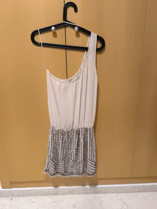Vestido beige asimétrico con lentejuelas