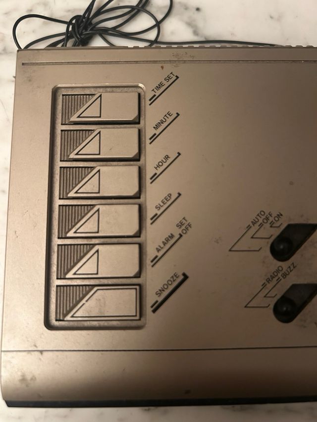 Radio despertador Oskar años 80