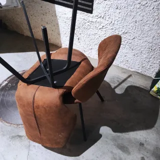 Sillas de diseño marrón y negro