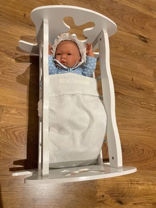 Cuna y muñeco bebé. Incluye biberon y sonajero