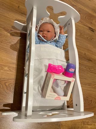 Cuna y muñeco bebé. Incluye biberon y sonajero