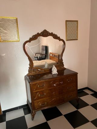 Cómoda de madera con espejo
