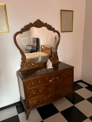 Cómoda de madera con espejo