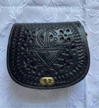 Bolso de piel negro con diseño calado