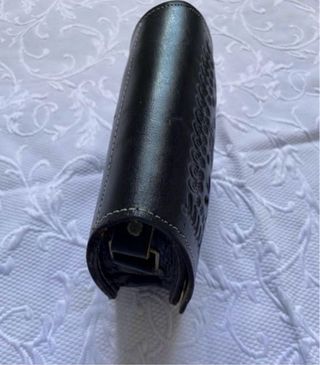 Bolso de piel negro con diseño calado