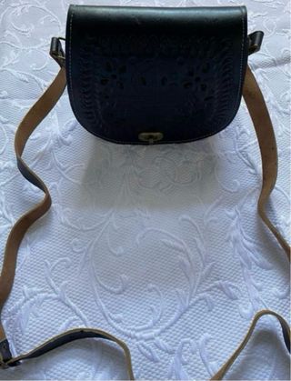 Bolso de piel negro con diseño calado