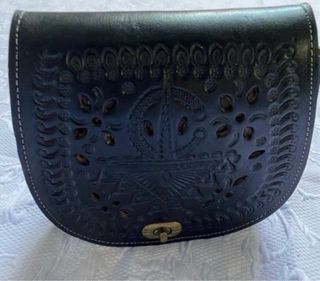 Bolso de piel negro con diseño calado