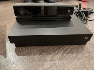 Xbox One X 1TB + Kinect + Giochi