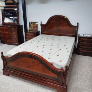 Dormitorio completo clásico de madera maciza